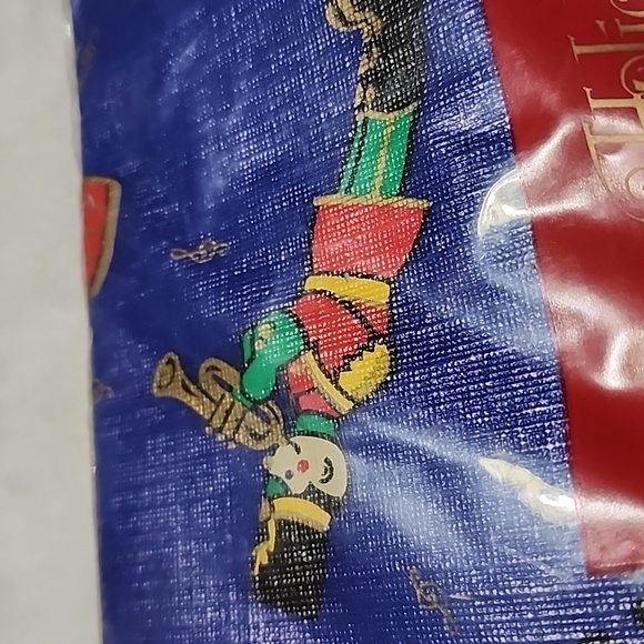 NEW IN PACKAGE  HOLIDAY  TIME  VINYL TABLECLOTH - Picture 3 of 6